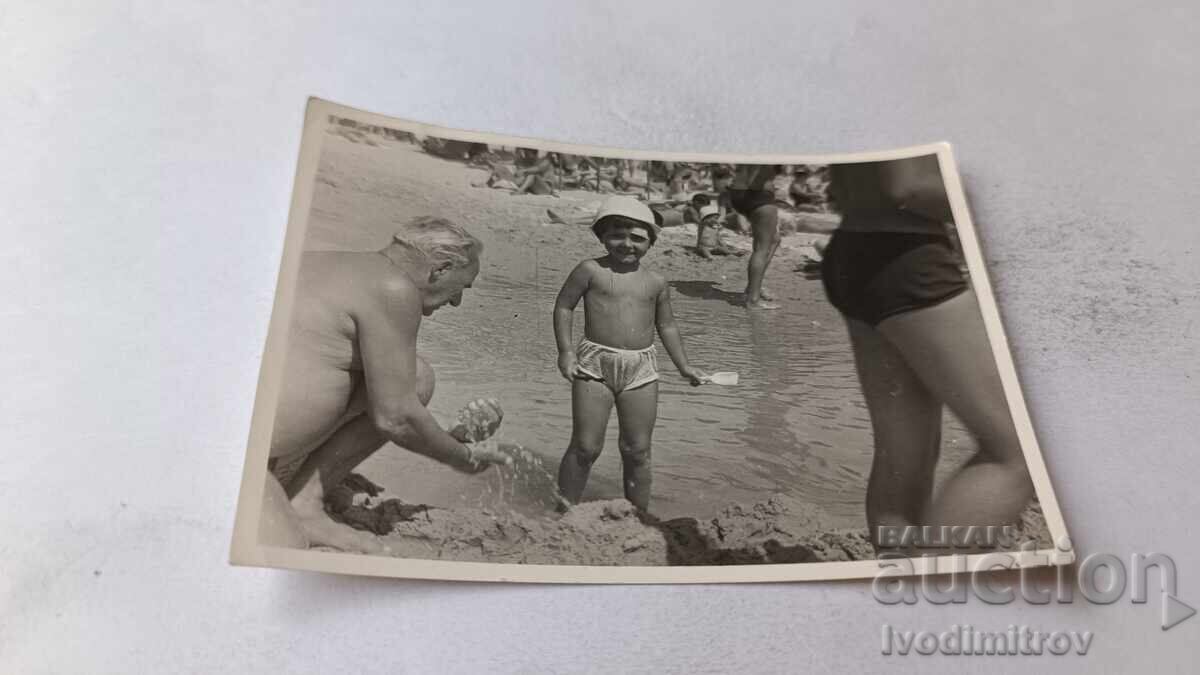 Φωτογραφία Κοριτσάκι στην παραλία Φωτογραφία Κοριτσάκι στην παραλία