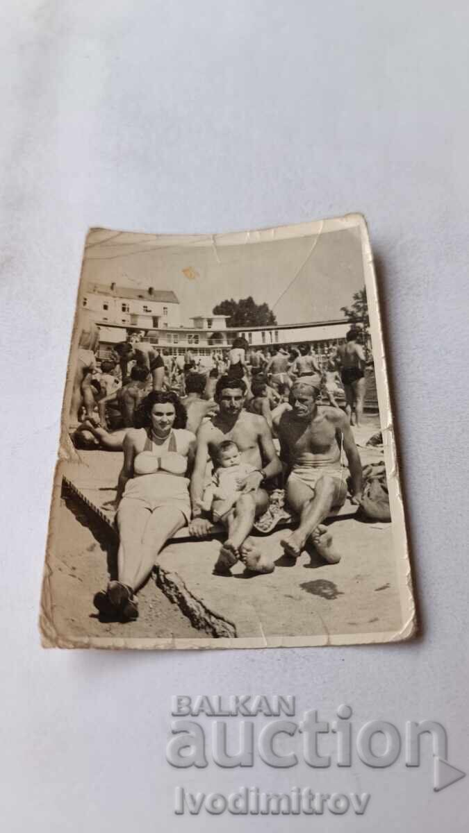 Снимка Банкя Двама мъже млада жена и бебе на плажа 1950