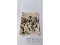 Fotografie Bankya Doi bărbați, o femeie tânără și un bebeluș pe plajă 1950