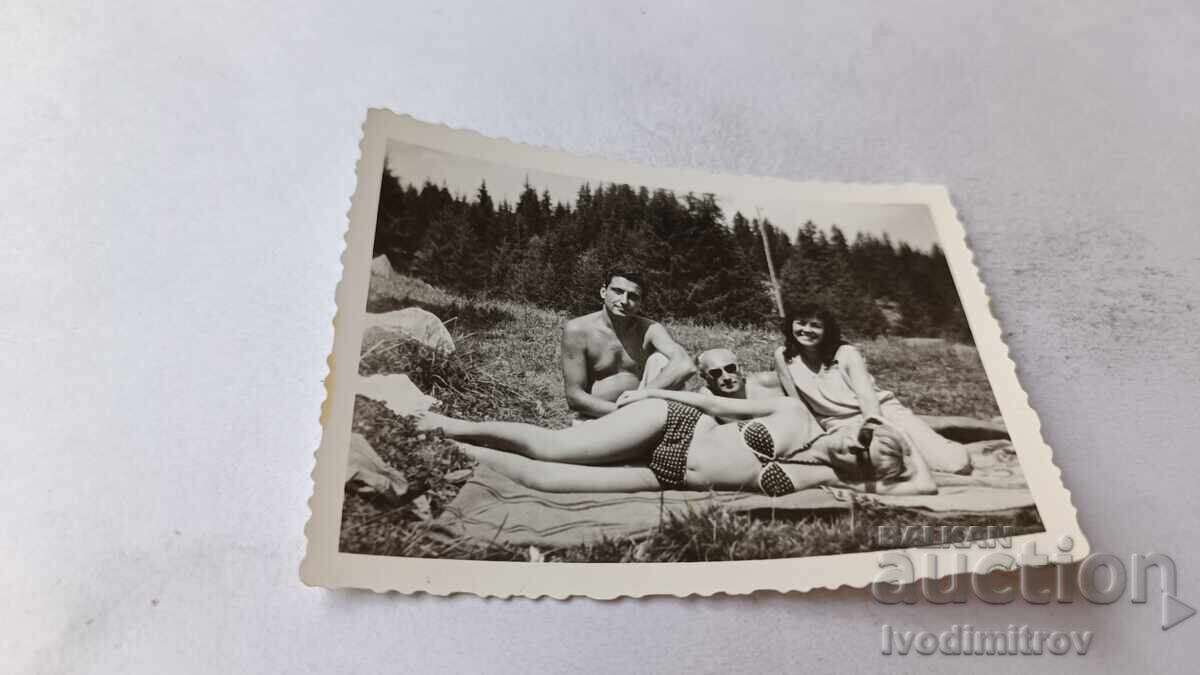 Снимка Витоша Двама мъже и две млади жени на тревата 1964