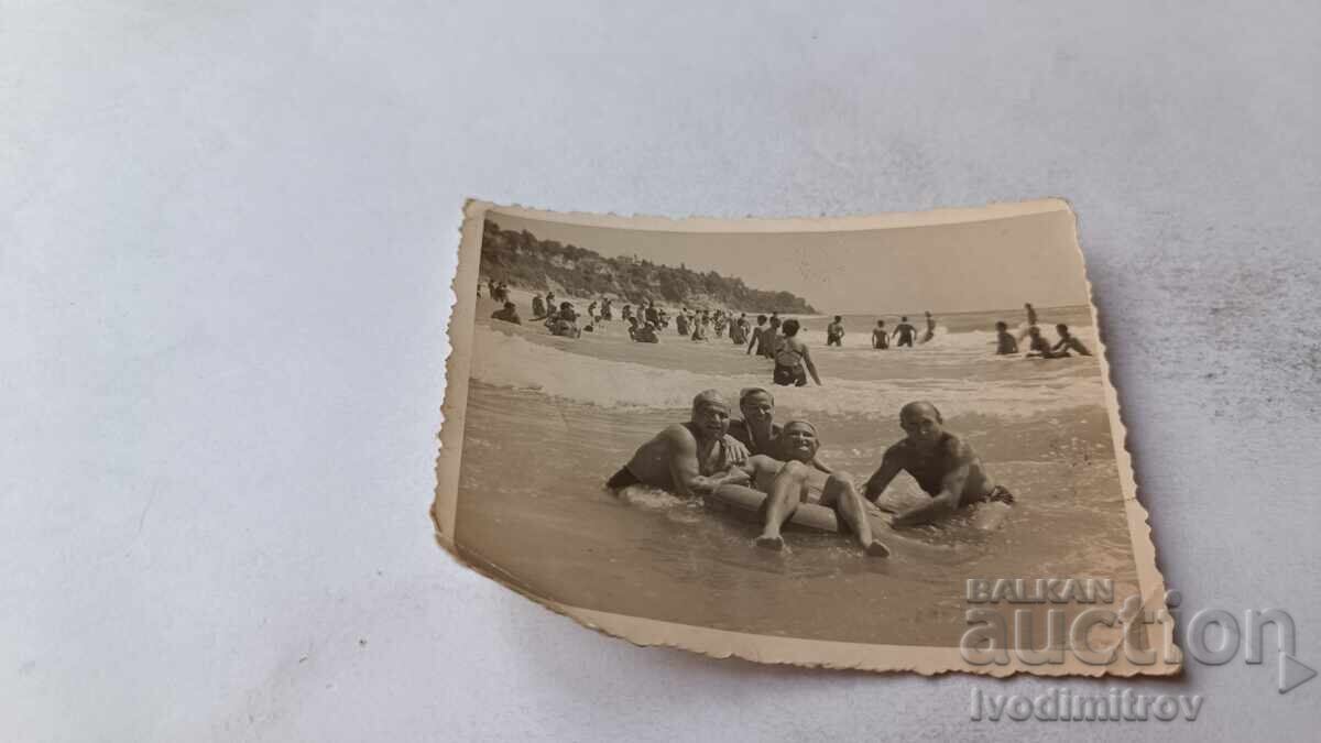 Φωτογραφία Άνδρες και γυναίκες στη θάλασσα Φωτογραφία Άνδρες και γυναίκες στη θάλασσα