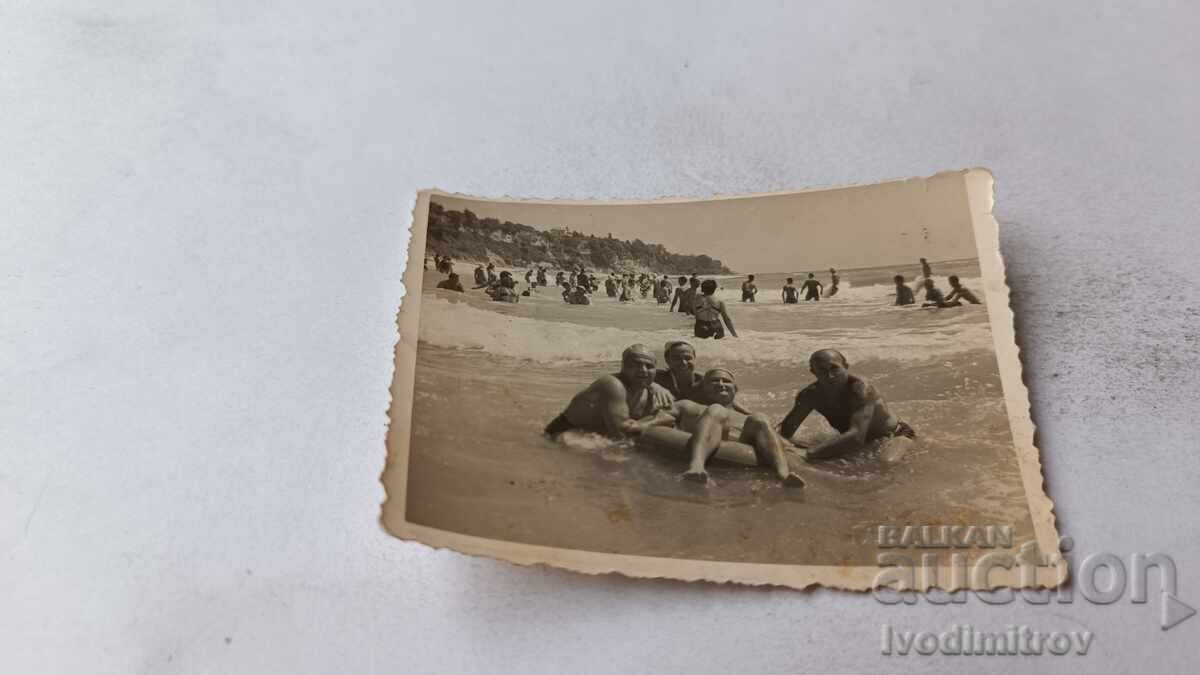 Φωτογραφία Άνδρες και γυναίκες στη θάλασσα Φωτογραφία Άνδρες και γυναίκες στη θάλασσα