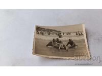 Φωτογραφία Άνδρες και γυναίκες στη θάλασσα