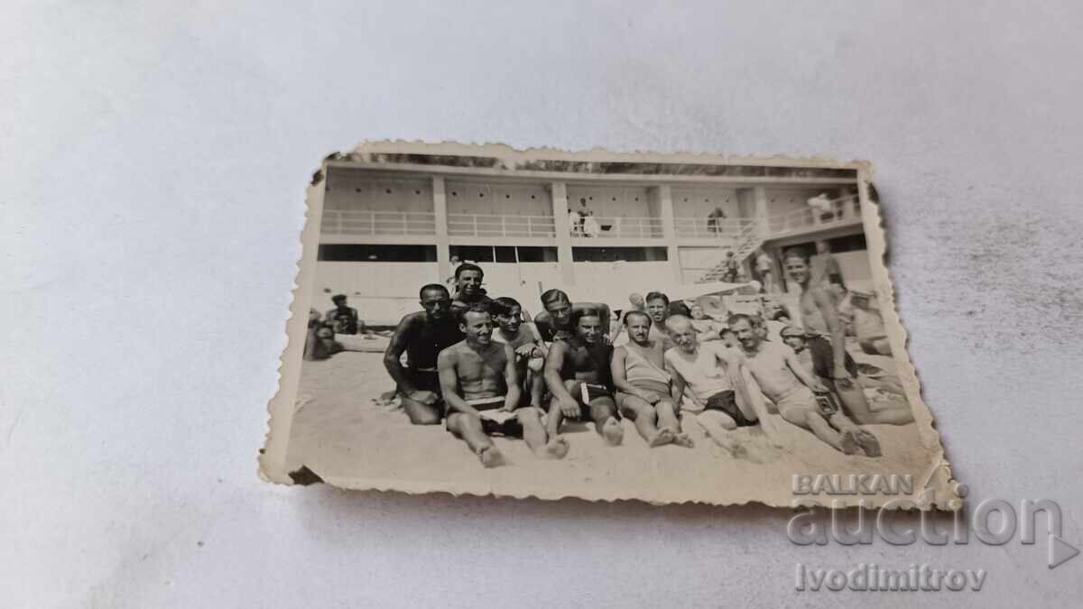 Φωτογραφία Άνδρες και νέοι στην παραλία Φωτογραφία Άνδρες και νέοι στην παραλία