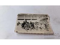 Φωτογραφία Άνδρες και νέοι στην παραλία