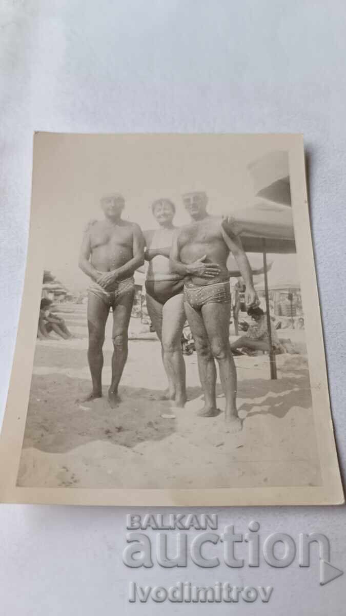 Fotografie Doi bărbați și o femeie pe plajă 1985 Fotografie Doi bărbați și o femeie pe plajă 1985