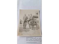 Fotografie Doi bărbați și o femeie pe plajă 1985