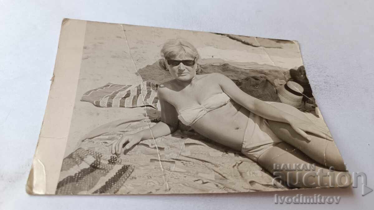 Snimka Χρυσή Ακτή Νέα γυναίκα ξαπλωμένη στην παραλία 1959