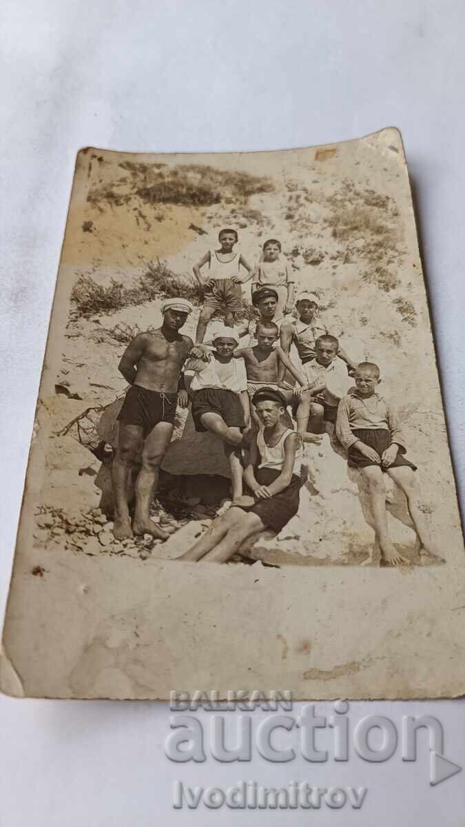 Снимка Мъж и момчета покрай плажа 1930