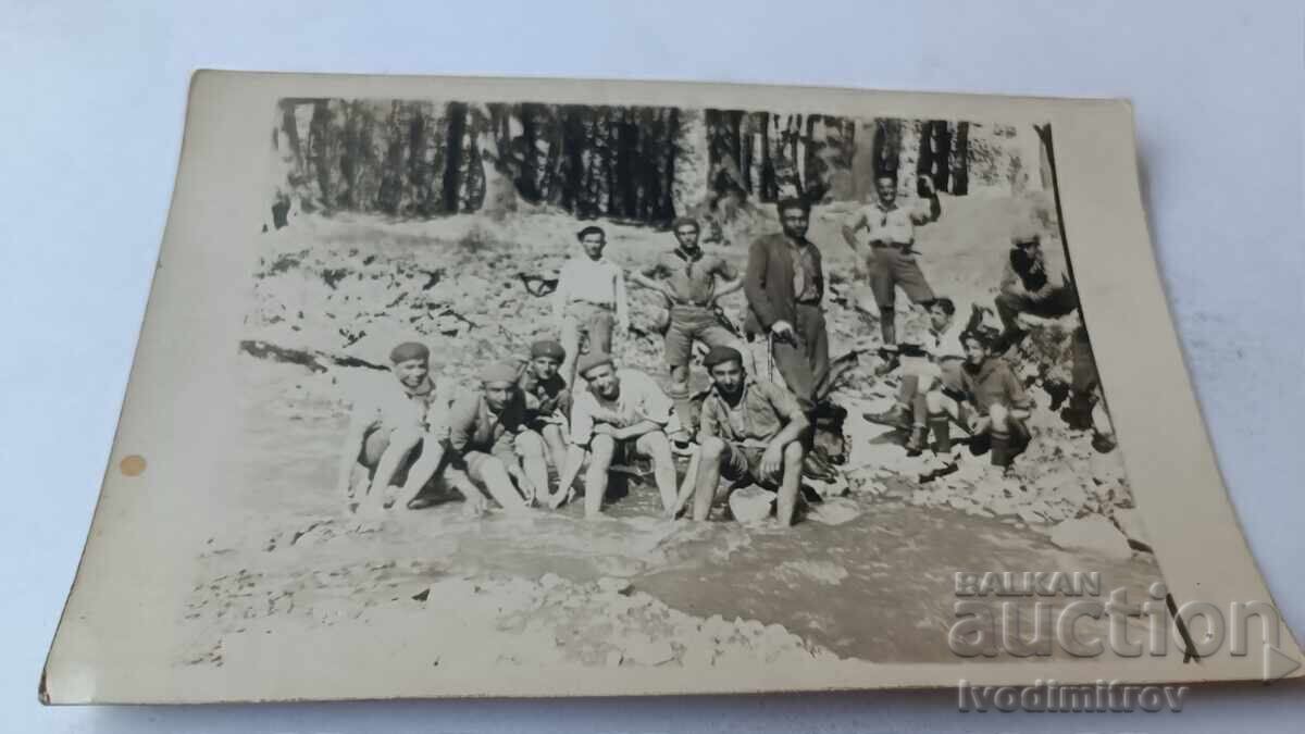 Φωτογραφία Νεαροί άνδρες στον ποταμό Φωτογραφία Νεαροί άνδρες στον ποταμό