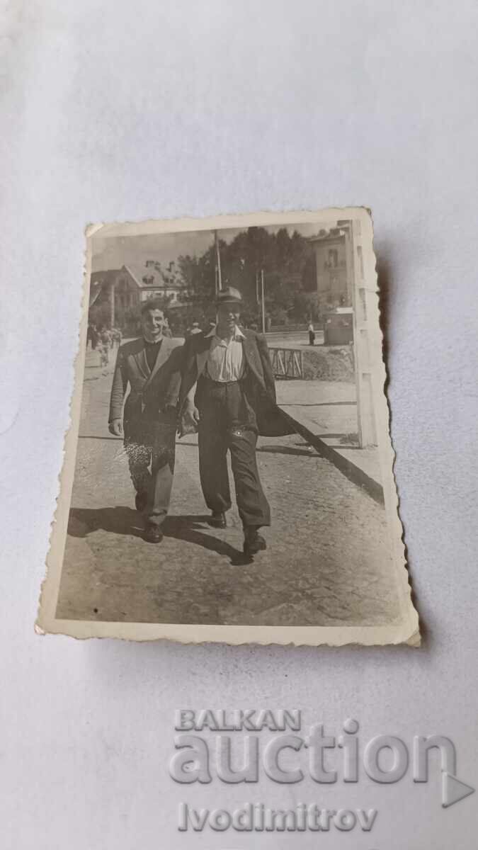 Снимка Банкя Двама млади мъже на разходка Снимка Банкя Двама млади мъже на разходка