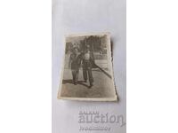 Снимка Банкя Двама млади мъже на разходка