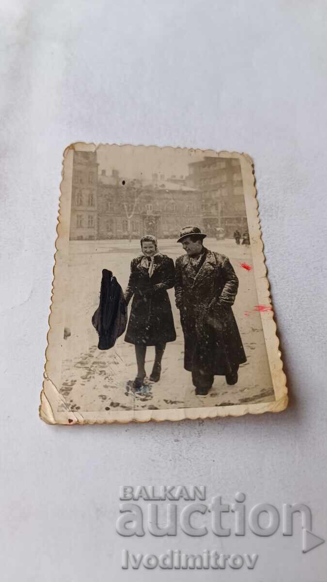 Φωτογραφία Σοφία Ένας άντρας και μια γυναίκα σε μια βόλτα το χειμώνα Φωτογραφία Σοφία Ένας άντρας και μια γυναίκα σε μια βόλτα το χειμώνα