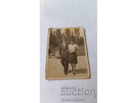 Snimka Sofiya Mŭzh και νεαρή γυναίκα σε βόλτα στο πάρκο 1948