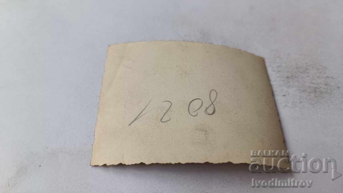 Fotografie Sofia Ofițer și bărbat lângă magazin ATLASĂ cu preț 2.65 BGN | € 1.35