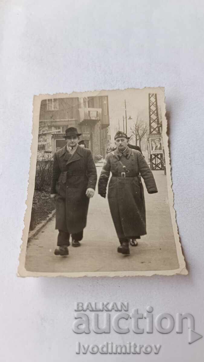 Fotografie Sofia Ofițer și bărbat lângă magazin ATLASĂ