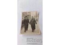 Snimka Sofiya Αξιωματικός και άνδρας κοντά σε κατάστημα ΑΤΛΑΣŬ