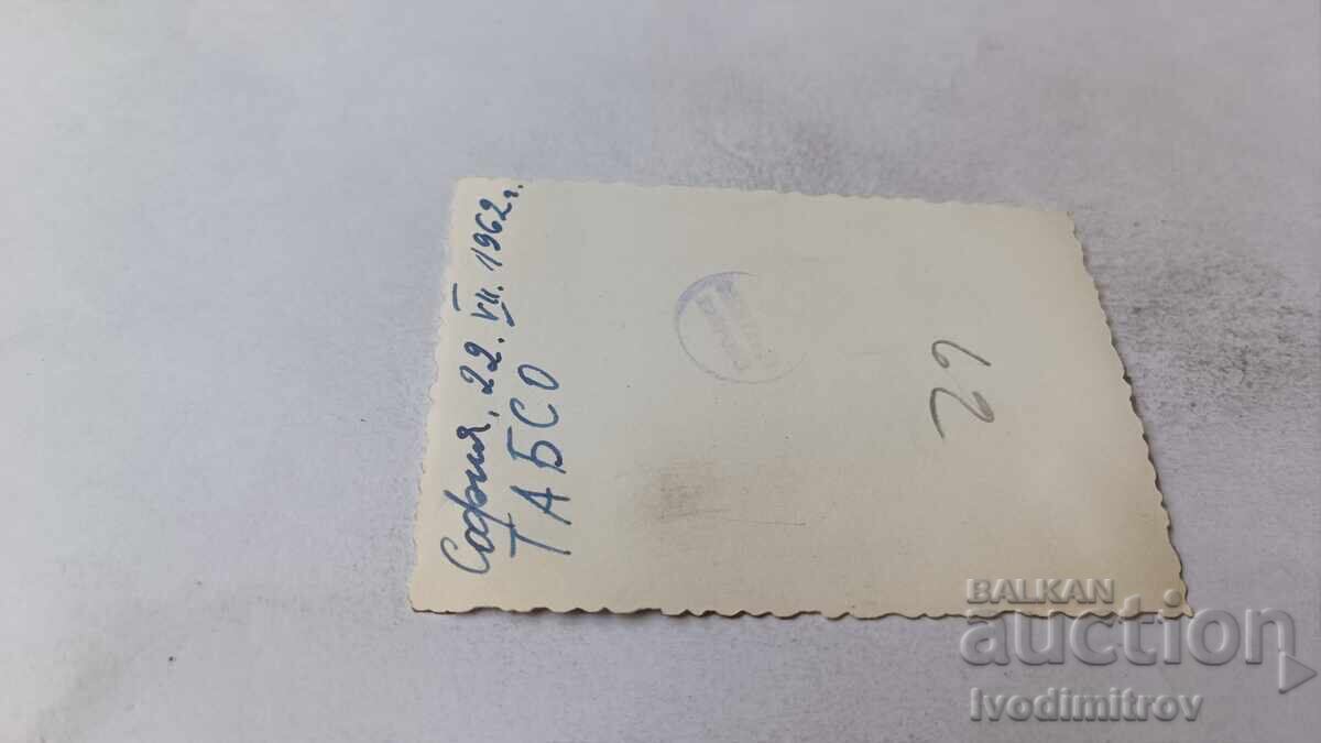 Φωτογραφία Σόφιας, Γυναίκα και κορίτσι με μεγάλη βαλίτσα μπροστά από ΤΑΜΠΣΟ 1962 με τιμή 1.85 BGN | € 0.95 Φωτογραφία Σόφιας, Γυναίκα και κορίτσι με μεγάλη βαλίτσα μπροστά από ΤΑΜΠΣΟ 1962 με τιμή 1.85 BGN | € 0.95