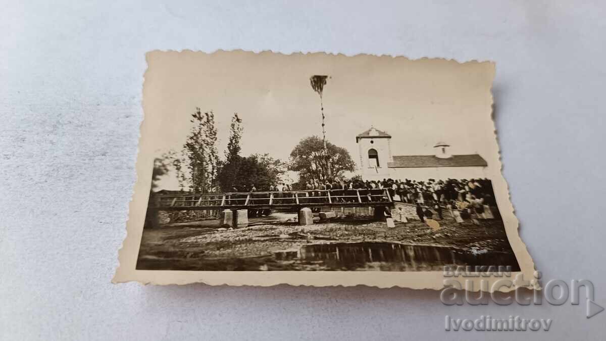 Φωτογραφία Τραγικής πομπής σε γέφυρα πάνω από ποτάμι Φωτογραφία Τραγικής πομπής σε γέφυρα πάνω από ποτάμι