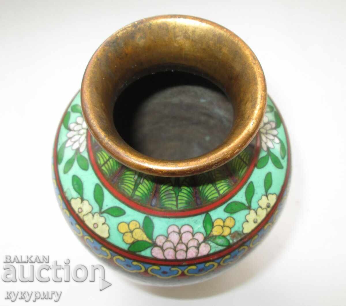 Vază chinezească din bronz emailat celular veche de secolul 19 cu preț 60.00 BGN | € 30.68 Vază chinezească din bronz emailat celular veche de secolul 19 cu preț 60.00 BGN | € 30.68