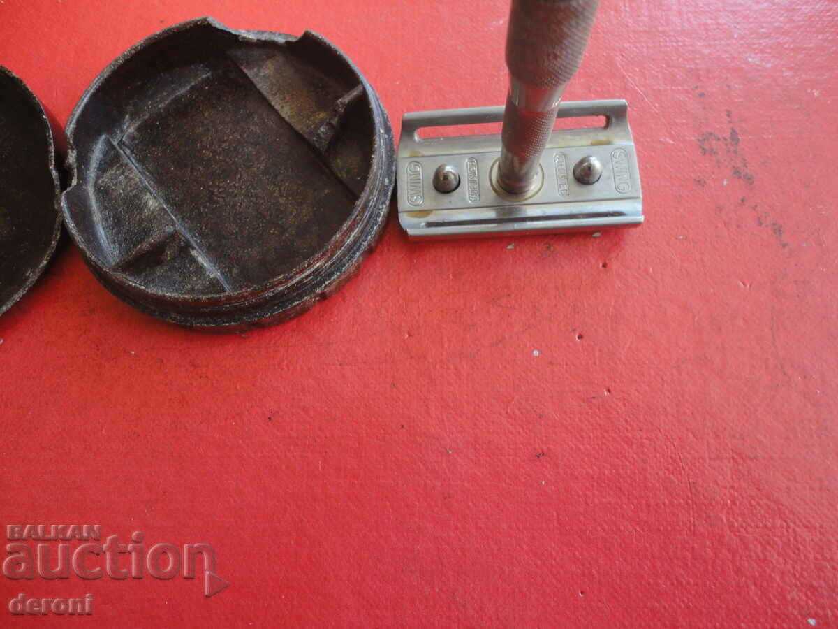 Brici Swing al Armatei Suedeze în cutie cu preț 140.00 BGN | € 71.58 Brici Swing al Armatei Suedeze în cutie cu preț 140.00 BGN | € 71.58