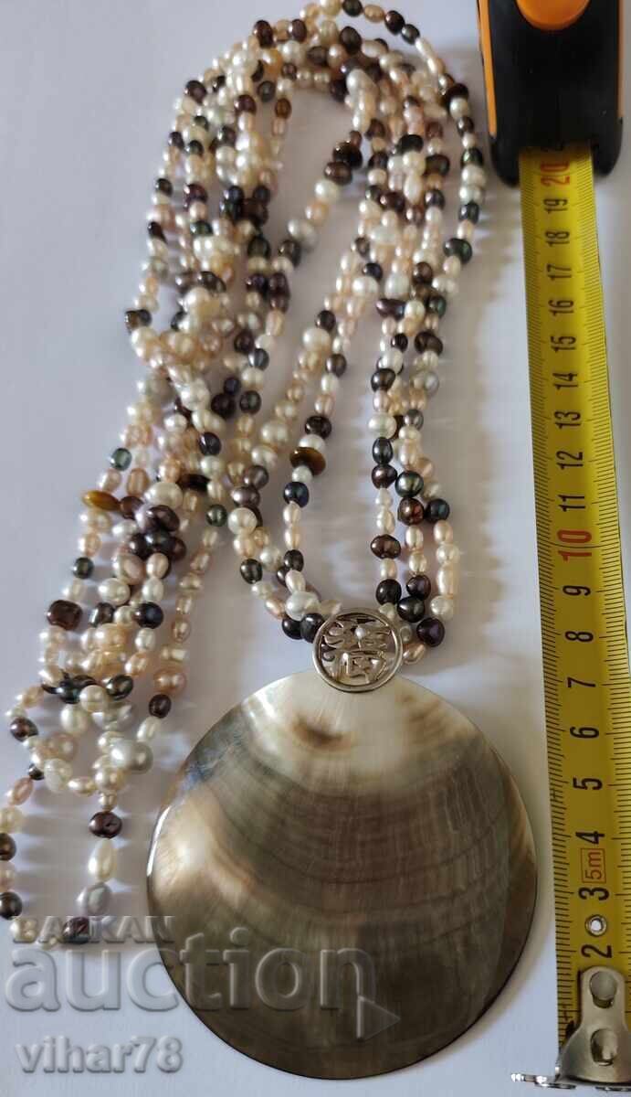 Colier-guler cu sidef mare și perle cu preț 259.99 BGN | € 132.93 Colier-guler cu sidef mare și perle cu preț 259.99 BGN | € 132.93