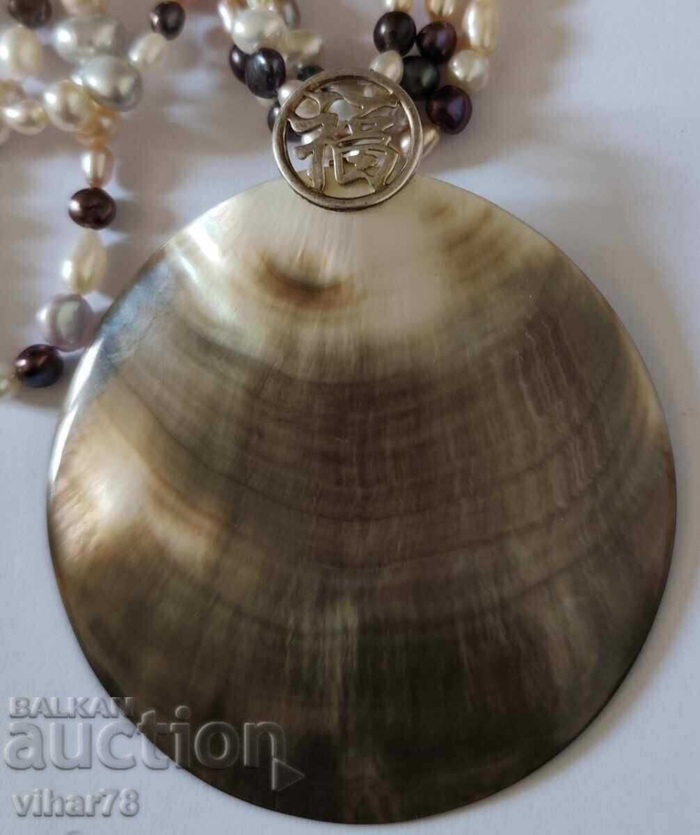 Licitație Colier-guler cu sidef mare și perle Licitație Colier-guler cu sidef mare și perle