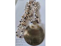 Colier-guler cu sidef mare și perle