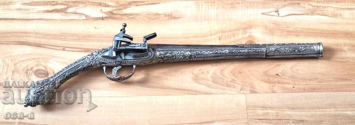 A pistol, a rifle, a revolver with price 4600.00 BGN | € 2351.94