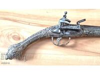 Un pistol, o pușcă, un revolver