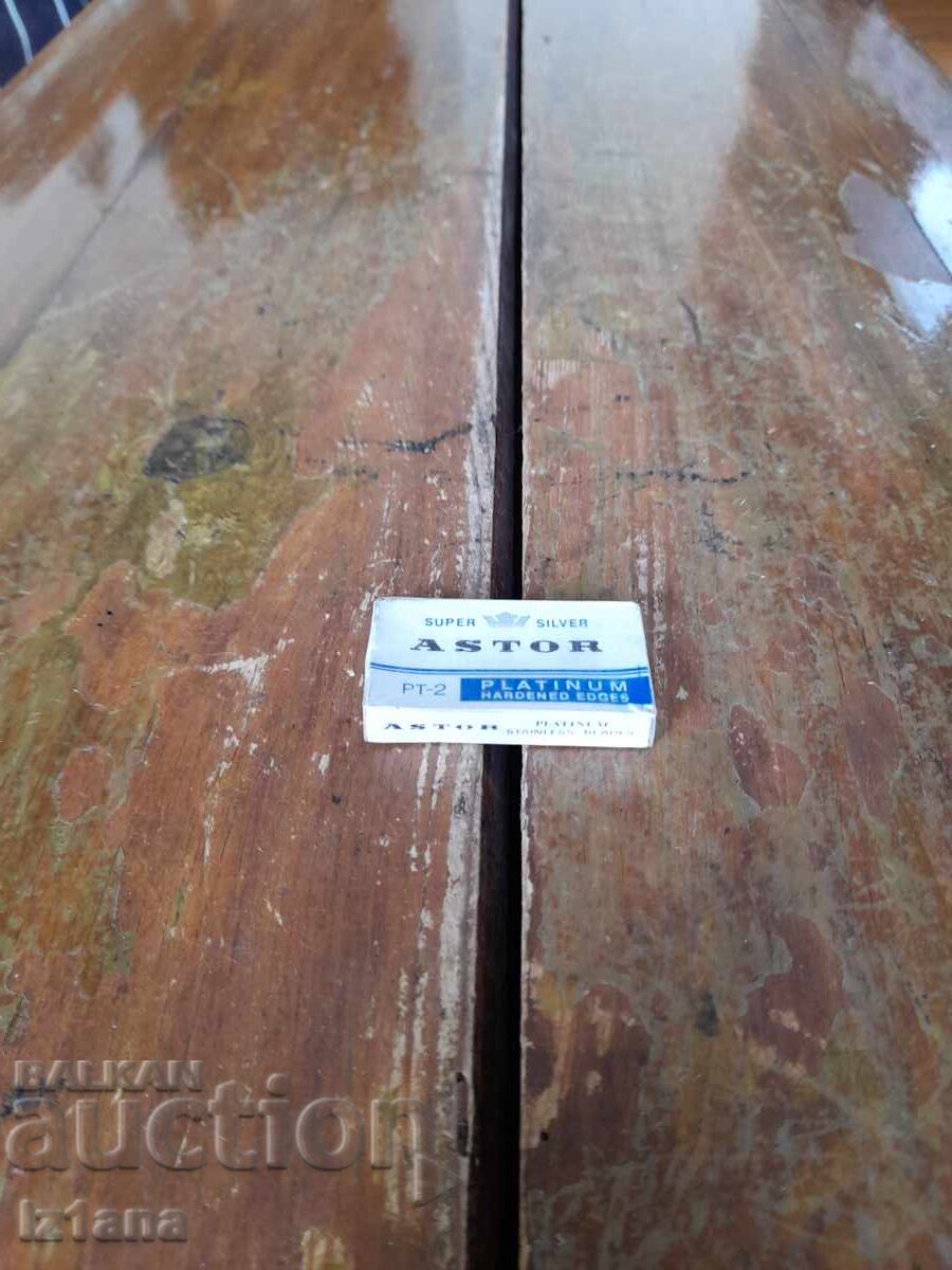 Παλιά ξυραφάκια Astor Platinium