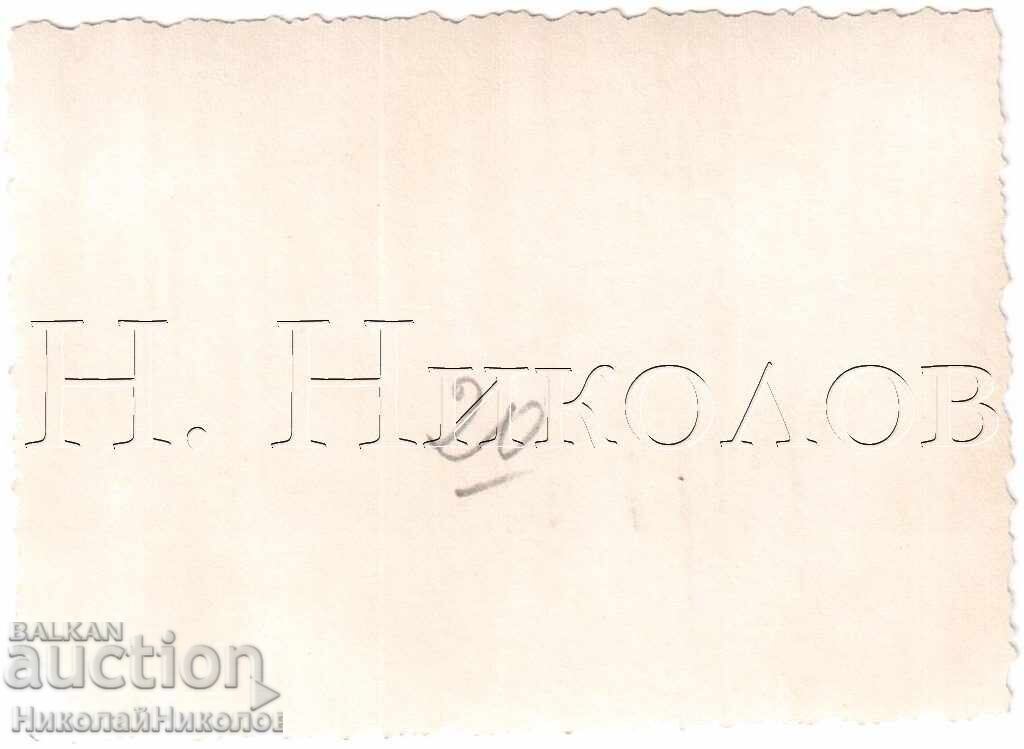 МАЛКА СТАРА СНИМКА ЛЕТУВАЩИ КРАЙ БАСЕЙН НА ОТКРИТО Д829 с цена 3.50 лв. | € 1.79