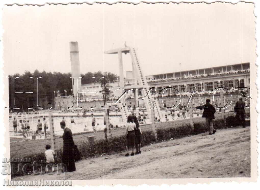 MICĂ POZĂ VECHE CU OAMENI ÎNOTÂND LÂNGĂ PISCINĂ ÎN AER LIBER D829