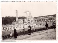 MICĂ POZĂ VECHE CU OAMENI ÎNOTÂND LÂNGĂ PISCINĂ ÎN AER LIBER D829