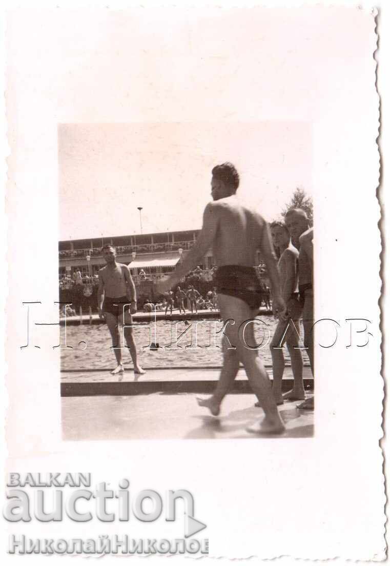 ΜΙΚΡΗ ΠΑΛΙΑ ΦΩΤΟΓΡΑΦΙΑ ΜΕ ΛΟΥΟΜΕΝΟΥΣ ΔΙΠΛΑ ΣΤΗΝ ΠΙΣΙΝΑ Δ832