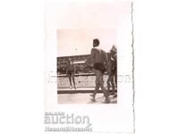 FOTOGRAFIE VECHE MICĂ CU OAMENI LA PLAJĂ LÂNGĂ PISCINĂ D832