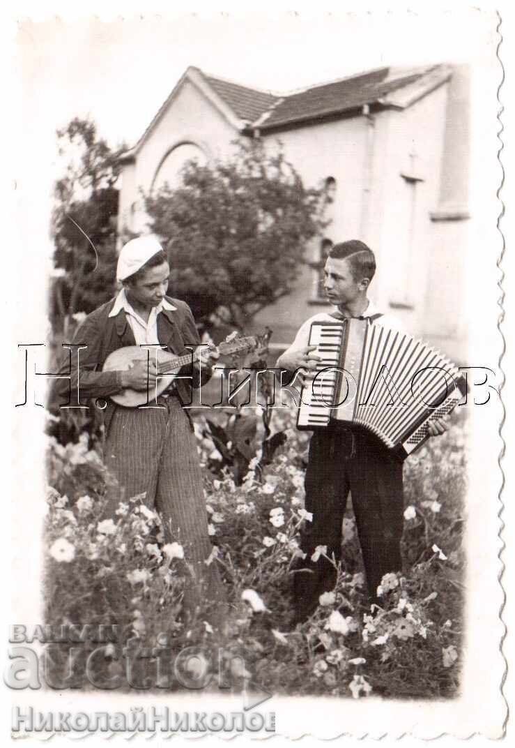 MICĂ POZĂ VECHE DUET MANDOLINĂ ȘI ACORDEON D833