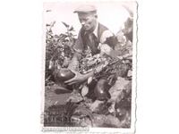 ΜΙΚΡΗ ΠΑΛΙΑ ΦΩΤΟΓΡΑΦΙΑ ΑΝΔΡΑΣ ΜΑΖΕΥΕΙ ΤΕΡΑΣΤΙΑ ΜΕΛΙΤΖΑΝΑ Δ834