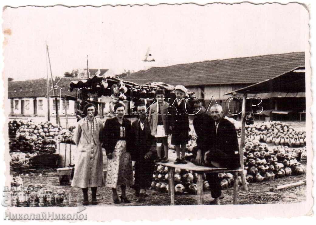 MICĂ POZĂ VECHE OLERĂRIE PIAȚĂ DE OALE ȘI ULCIOARE D835