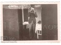 ΜΙΚΡΗ ΠΑΛΙΑ ΦΩΤΟΓΡΑΦΙΑ ΑΥΤΟΠΡΟΣΩΠΟΓΡΑΦΙΑ ΣΤΟΝ ΚΑΘΡΕΦΤΗ Δ837