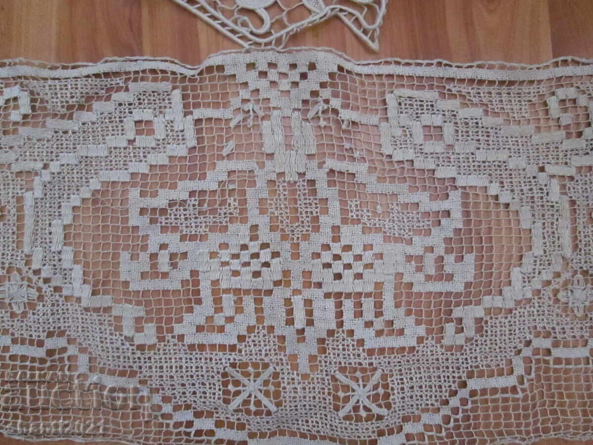 Auction Hand-knitted bedspreads, table runner - 2 pieces Auction Hand-knitted bedspreads, table runner - 2 pieces