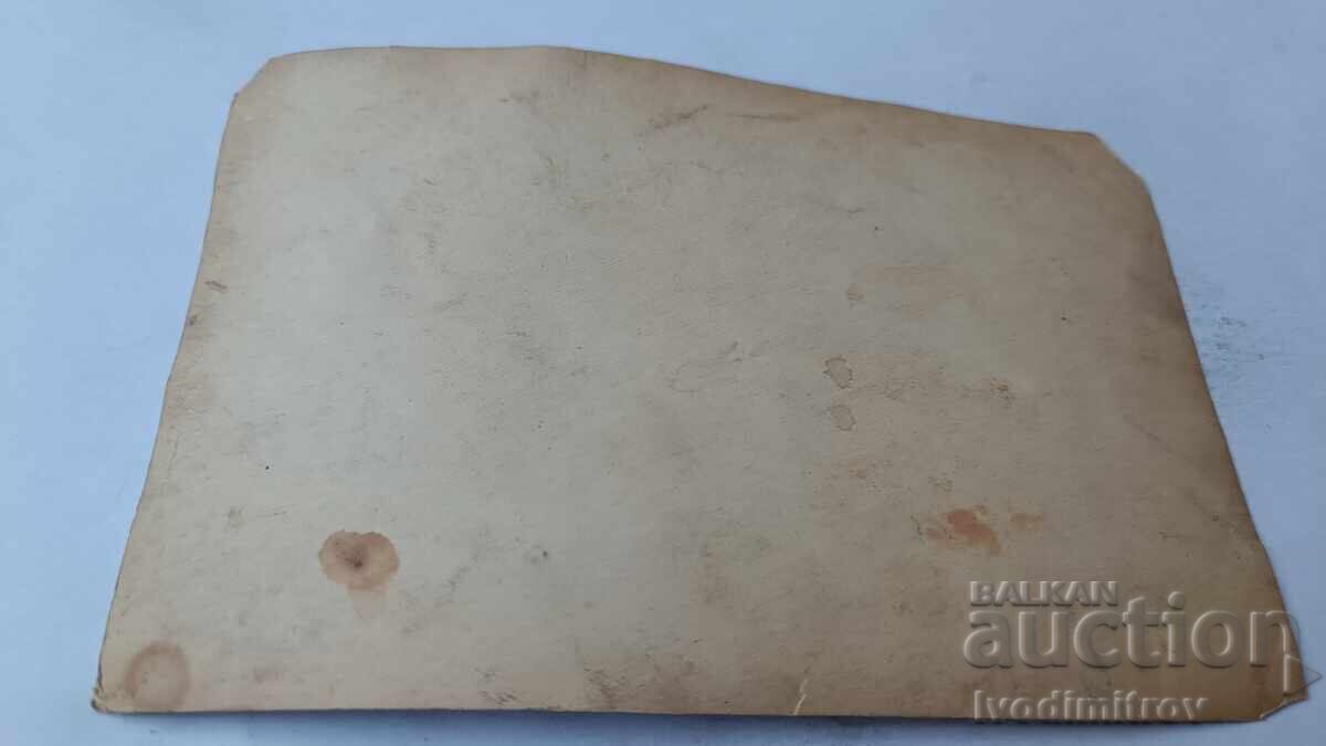 Φωτογραφία Ανδρών γυναικών και παιδιών στο τραπέζι στην αυλή με τιμή 1.85 BGN | € 0.95