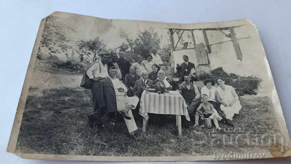 Φωτογραφία Ανδρών γυναικών και παιδιών στο τραπέζι στην αυλή