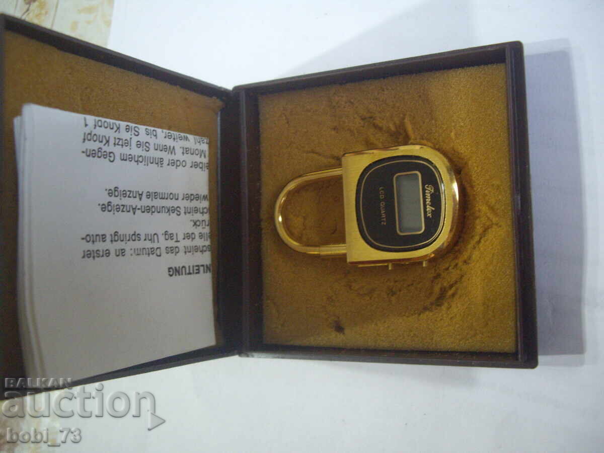 Ceas electronic vechi, placat cu aur