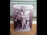 Placă metalică film Marilyn Monroe citește ziar toaletă