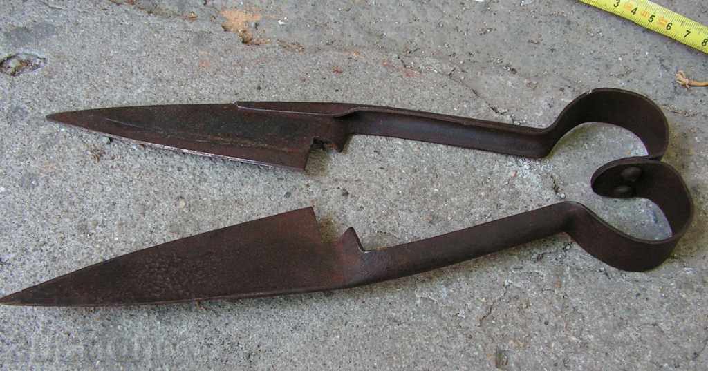 Old sheep shearing clippers with price 6.00 BGN | € 3.07