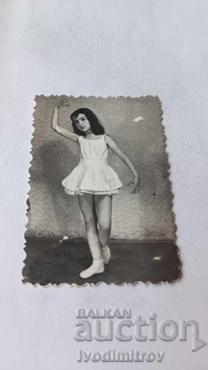 Fotografie Fetiță cu rochiță albă