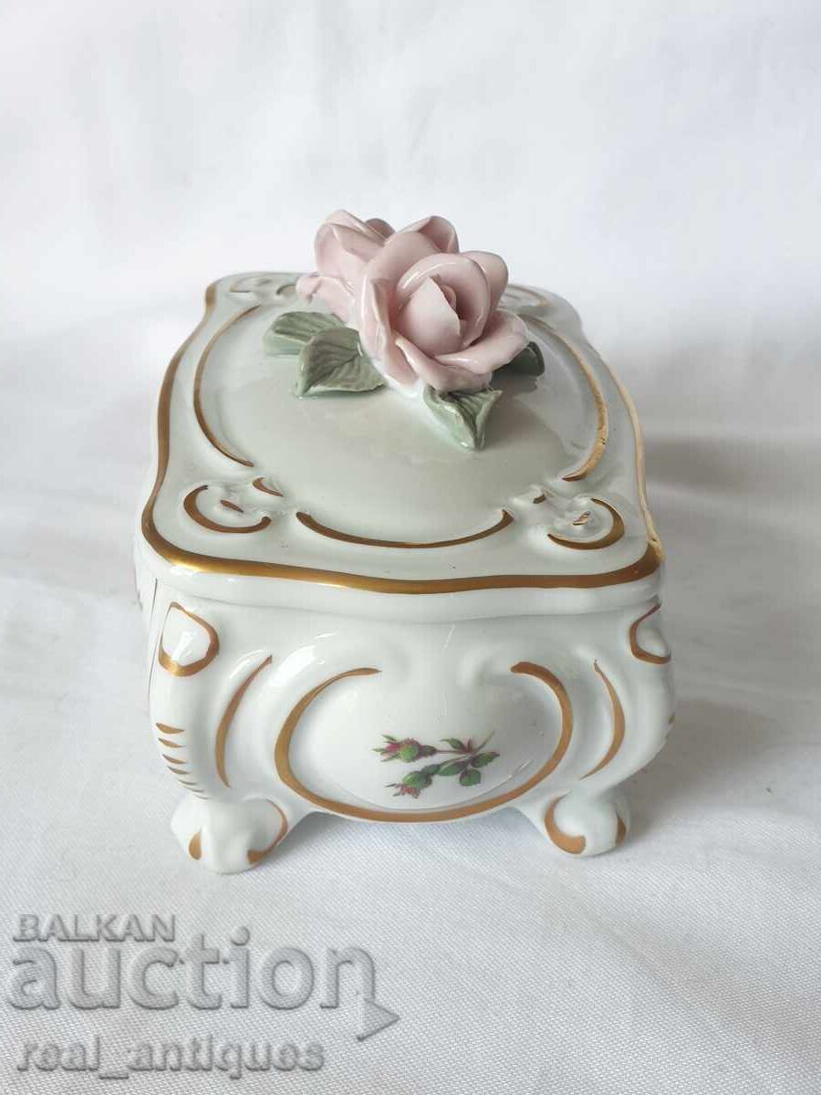 Delivery of Porcelain box