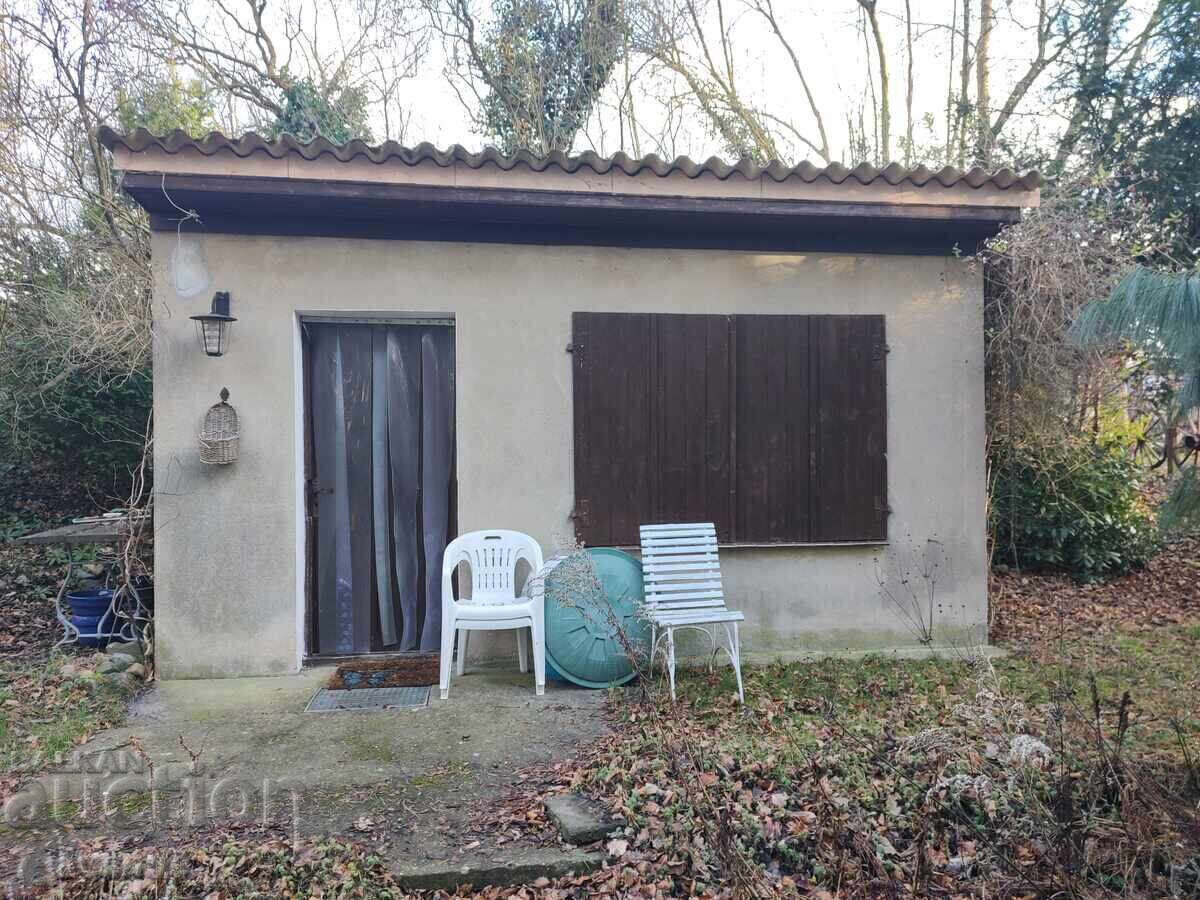For sale: Small solid HOUSE with 450 sq.m. yard, Germany
