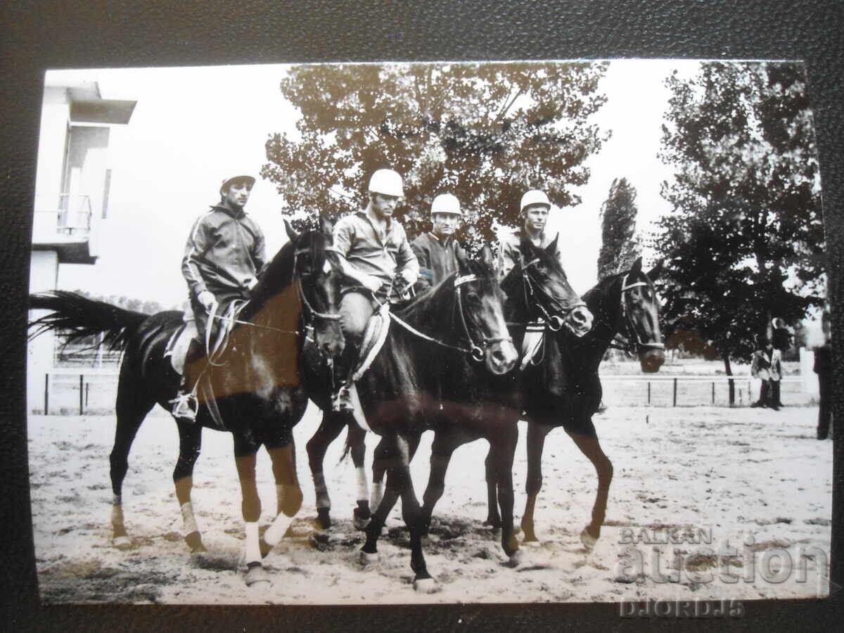 N. Kirilov, G. Milev, Ĭ. Zhelyazkov și B. Kirilov - sporturi ecvestre